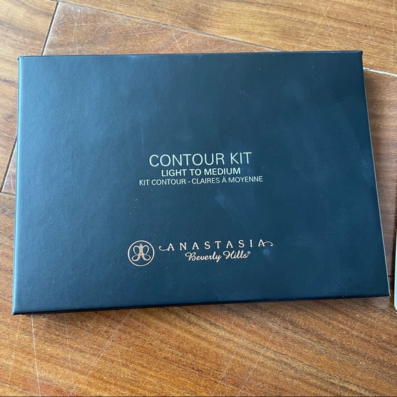 Anastasia Beverly Hills Powder Contour Kit - Light to Medium - Picture 4 of 5